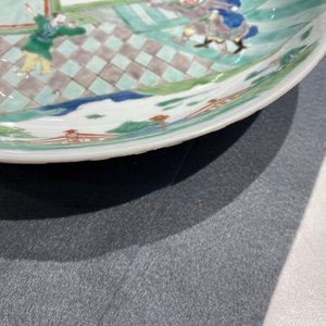 A Chinese famille verte dish with a narrative scene, Kangxi — 照片 10