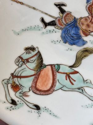 A Chinese famille verte dish with a rider falling from his horse, Chenghua mark, Kangxi — photo 14