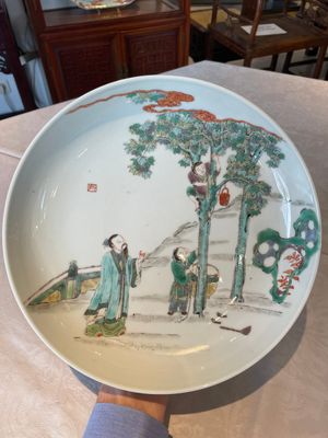 A Chinese famille verte dish with a sage and two boys under a tree, Shizhu 石竹 seal mark, Yongzheng — photo 1