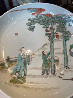 A Chinese famille verte dish with a sage and two boys under a tree, Shizhu 石竹 seal mark, Yongzheng — photo 2
