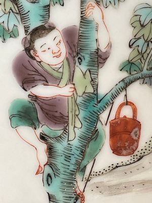 A Chinese famille verte dish with a sage and two boys under a tree, Shizhu 石竹 seal mark, Yongzheng — photo 3