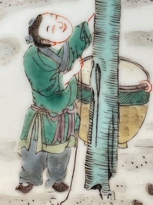 A Chinese famille verte dish with a sage and two boys under a tree, Shizhu 石竹 seal mark, Yongzheng — photo 5
