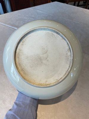 A Chinese famille verte dish with a sage and two boys under a tree, Shizhu 石竹 seal mark, Yongzheng — photo 7