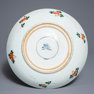 A Chinese famille verte dish with butterflies among blossoms, Kangxi — 照片 2