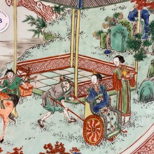 A Chinese famille verte dish with figures in a landscape, Kangxi — 照片 12