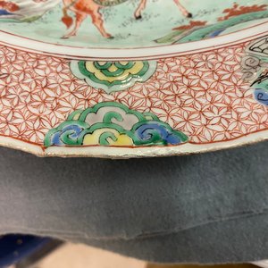 A Chinese famille verte dish with figures in a landscape, Kangxi — 照片 9