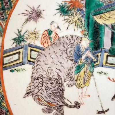 A Chinese famille verte dish with narrative design — 照片 9