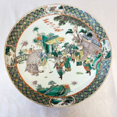 A Chinese famille verte dish with narrative design — 照片 1