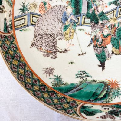 A Chinese famille verte dish with narrative design — 照片 3