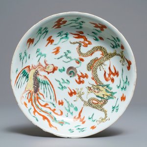 A Chinese famille verte 'dragon and phoenix' dish, Kangxi — 照片 1