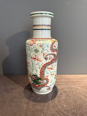 A Chinese famille verte 'dragon and phoenix' rouleau vase, 19/20th C. — photo 1