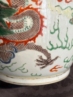 A Chinese famille verte 'dragon and phoenix' rouleau vase, 19/20th C. — photo 11