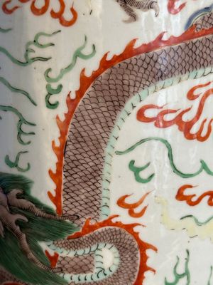 A Chinese famille verte 'dragon and phoenix' rouleau vase, 19/20th C. — photo 12