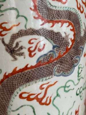 A Chinese famille verte 'dragon and phoenix' rouleau vase, 19/20th C. — photo 13