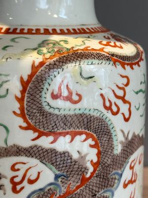 A Chinese famille verte 'dragon and phoenix' rouleau vase, 19/20th C. — photo 14