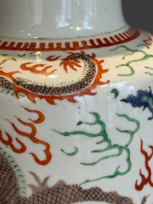 A Chinese famille verte 'dragon and phoenix' rouleau vase, 19/20th C. — photo 15
