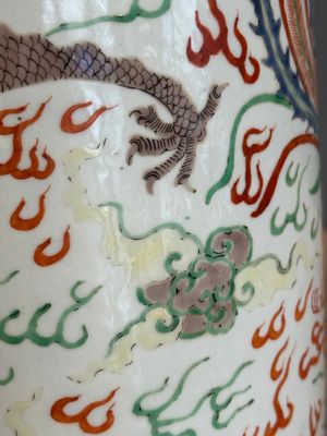 A Chinese famille verte 'dragon and phoenix' rouleau vase, 19/20th C. — photo 16