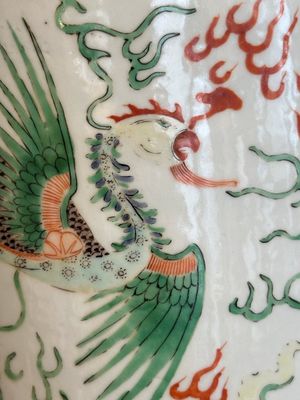 A Chinese famille verte 'dragon and phoenix' rouleau vase, 19/20th C. — photo 17