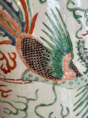 A Chinese famille verte 'dragon and phoenix' rouleau vase, 19/20th C. — photo 18