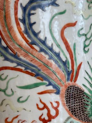 A Chinese famille verte 'dragon and phoenix' rouleau vase, 19/20th C. — photo 19
