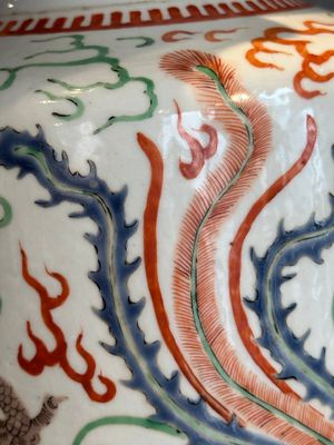 A Chinese famille verte 'dragon and phoenix' rouleau vase, 19/20th C. — photo 20