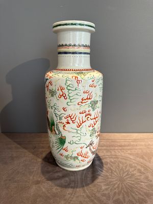 A Chinese famille verte 'dragon and phoenix' rouleau vase, 19/20th C. — photo 2