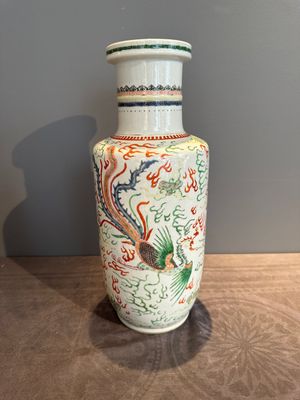 A Chinese famille verte 'dragon and phoenix' rouleau vase, 19/20th C. — photo 3