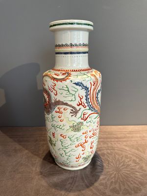 A Chinese famille verte 'dragon and phoenix' rouleau vase, 19/20th C. — photo 4