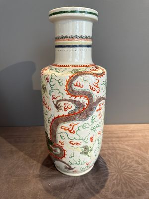 A Chinese famille verte 'dragon and phoenix' rouleau vase, 19/20th C. — photo 5