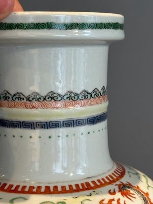 A Chinese famille verte 'dragon and phoenix' rouleau vase, 19/20th C. — photo 7