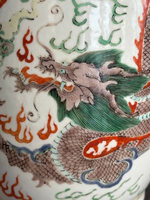 A Chinese famille verte 'dragon and phoenix' rouleau vase, 19/20th C. — photo 8