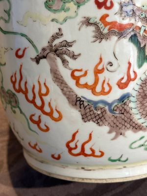 A Chinese famille verte 'dragon and phoenix' rouleau vase, 19/20th C. — photo 9