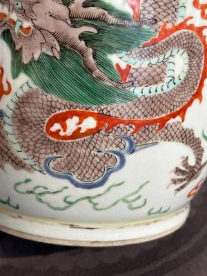 A Chinese famille verte 'dragon and phoenix' rouleau vase, 19/20th C. — photo 10