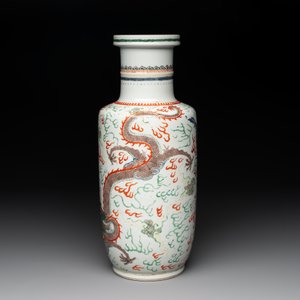 A Chinese famille verte 'dragon and phoenix' rouleau vase, 19/20th C. — photo 2