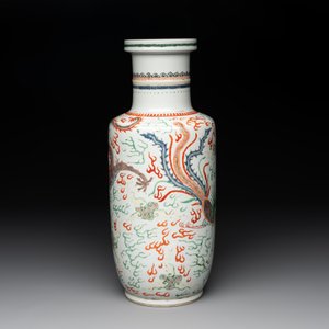 A Chinese famille verte 'dragon and phoenix' rouleau vase, 19/20th C. — photo 3