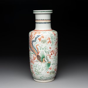 A Chinese famille verte 'dragon and phoenix' rouleau vase, 19/20th C. — photo 4