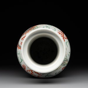 A Chinese famille verte 'dragon and phoenix' rouleau vase, 19/20th C. — photo 5