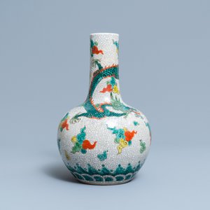 A Chinese famille verte 'dragon' bottle vase, 19/20th C. — photo 3