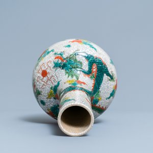 A Chinese famille verte 'dragon' bottle vase, 19/20th C. — photo 5