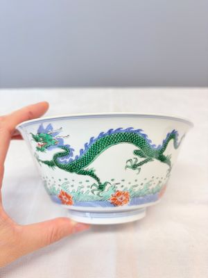 A Chinese famille verte 'Dragon' bowl on a later wooden stand — 照片 2