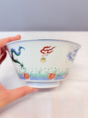 A Chinese famille verte 'Dragon' bowl on a later wooden stand — 照片 3