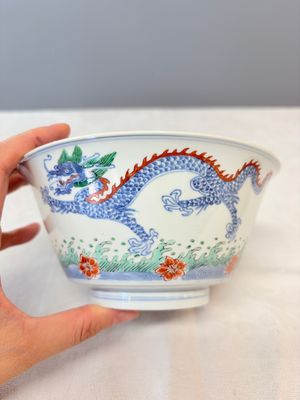 A Chinese famille verte 'Dragon' bowl on a later wooden stand — 照片 4