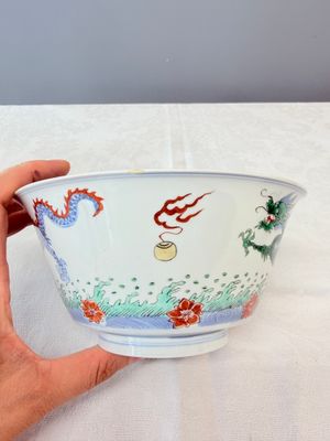 A Chinese famille verte 'Dragon' bowl on a later wooden stand — 照片 5