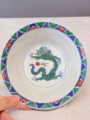 A Chinese famille verte 'Dragon' bowl on a later wooden stand — 照片 8