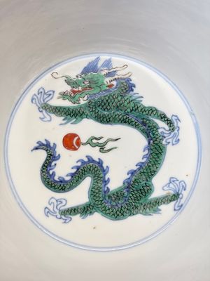 A Chinese famille verte 'Dragon' bowl on a later wooden stand — 照片 9