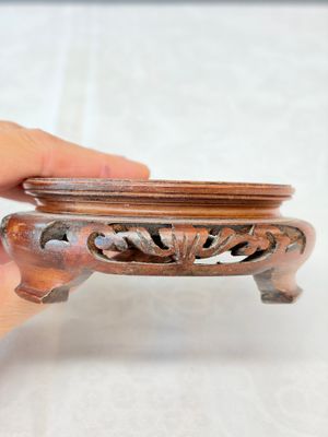 A Chinese famille verte 'Dragon' bowl on a later wooden stand — 照片 15