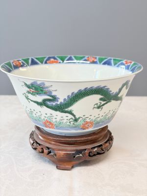 A Chinese famille verte 'Dragon' bowl on a later wooden stand — 照片 1