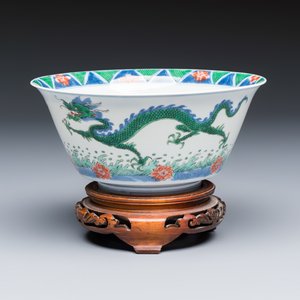 A Chinese famille verte 'Dragon' bowl on a later wooden stand — 照片 1