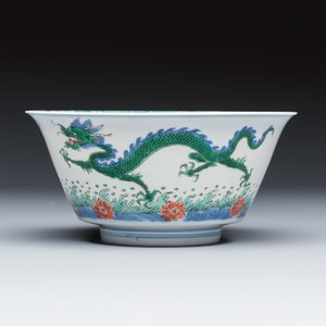 A Chinese famille verte 'Dragon' bowl on a later wooden stand — 照片 2