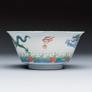 A Chinese famille verte 'Dragon' bowl on a later wooden stand — 照片 3
